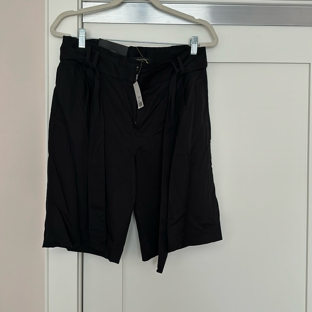 Banana Republic 10.5 inch Avery short - size 4 - NWT